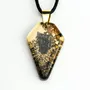 Bijoux - Pendentif en chêne noir ancien et résine – bouclier – Échos Anciens - GLASS4CANDLES