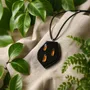 Bijoux - Pendentif en chêne noir et ambre – bouclier, 42x35x6 mm – trois ambres - GLASS4CANDLES