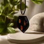 Bijoux - Pendentif en chêne noir et ambre – bouclier, 42x35x6 mm – trois ambres - GLASS4CANDLES