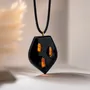Bijoux - Pendentif en chêne noir et ambre – bouclier, 42x35x6 mm – trois ambres - GLASS4CANDLES