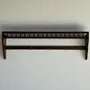 Etagères - Etagère murale ancienne en bois à galerie tournée et 5 patères - OFFICE OBJETS