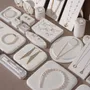 Objets de décoration - Ensemble de présentoirs à bijoux Atelier en suédine végane blanc crème - WHISPERING WOODS