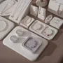 Objets de décoration - Ensemble de présentoirs à bijoux Atelier en suédine végane blanc crème - WHISPERING WOODS