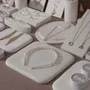 Objets de décoration - Ensemble de présentoirs à bijoux Atelier en suédine végane blanc crème - WHISPERING WOODS