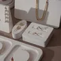 Objets de décoration - Ensemble de présentoirs à bijoux Atelier en suédine végane blanc crème - WHISPERING WOODS
