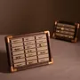 Objets de décoration - Présentoirs modulaires en placage de noyer et cadre cuivré - WHISPERING WOODS