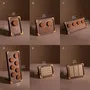 Objets de décoration - Présentoirs modulaires en placage de noyer et cadre cuivré - WHISPERING WOODS