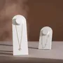 Objets de décoration - Présentoir à collier en arche Arco en suédine végane - WHISPERING WOODS