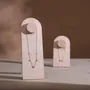Objets de décoration - Présentoir à collier en arche Arco en suédine végane - WHISPERING WOODS