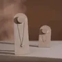 Objets de décoration - Présentoir à collier en arche Arco en suédine végane - WHISPERING WOODS