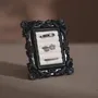 Objets de décoration - Porte-bagues à cadre rococo en résine noire et tige en laiton - WHISPERING WOODS