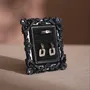 Objets de décoration - Porte-bagues à cadre rococo en résine noire et tige en laiton - WHISPERING WOODS