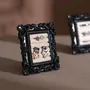 Objets de décoration - Porte-bagues à cadre rococo en résine noire et tige en laiton - WHISPERING WOODS