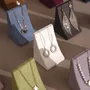 Objets de décoration - Présentoir triangulaire en suédine végane pour boucles et colliers - WHISPERING WOODS