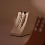 Objets de décoration - Présentoir triangulaire en suédine végane pour boucles et colliers - WHISPERING WOODS