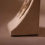 Objets de décoration - Présentoir triangulaire en suédine végane pour boucles et colliers - WHISPERING WOODS