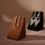 Objets de décoration - Présentoir triangulaire en suédine végane pour boucles et colliers - WHISPERING WOODS