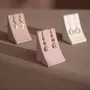 Objets de décoration - Présentoir triangulaire en suédine végane pour boucles et colliers - WHISPERING WOODS