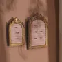 Objets de décoration - Cadre de présentation rococo doré en arche, trois positions - WHISPERING WOODS