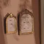 Objets de décoration - Cadre de présentation rococo doré en arche, trois positions - WHISPERING WOODS