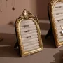 Objets de décoration - Cadre de présentation rococo doré en arche, trois positions - WHISPERING WOODS