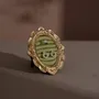 Objets de décoration - Cadre de présentation ovale Rococo en résine dorée pour bagues - WHISPERING WOODS