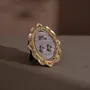 Objets de décoration - Cadre de présentation ovale Rococo en résine dorée pour bagues - WHISPERING WOODS