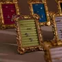 Objets de décoration - Cadre de présentation rococo doré pour bagues et boucles d'oreilles - WHISPERING WOODS
