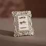 Objets de décoration - Cadre de présentation Rococo en résine argentée pour bagues - WHISPERING WOODS