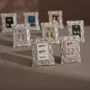 Objets de décoration - Cadre de présentation Rococo en résine argentée pour bagues - WHISPERING WOODS
