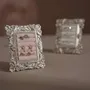 Objets de décoration - Cadre de présentation Rococo en résine argentée pour bagues - WHISPERING WOODS