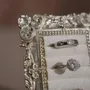 Objets de décoration - Cadre de présentation Rococo en résine argentée pour bagues - WHISPERING WOODS