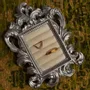 Objets de décoration - Cadre de présentation rococo argenté à volutes pour bagues et boucles - WHISPERING WOODS