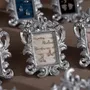 Objets de décoration - Cadre de présentation rococo argenté à volutes pour bagues et boucles - WHISPERING WOODS