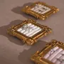 Objets de décoration - Cadre de présentation rococo carré doré pour bagues et boucles - WHISPERING WOODS