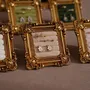 Objets de décoration - Cadre de présentation rococo carré doré pour bagues et boucles - WHISPERING WOODS