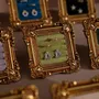 Objets de décoration - Cadre de présentation rococo carré doré pour bagues et boucles - WHISPERING WOODS
