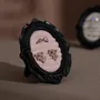 Objets de décoration - Cadre porte-bagues ovale rococo en résine noire - WHISPERING WOODS