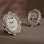 Objets de décoration - Cadre de présentation ovale rococo argenté pour bagues et boucles - WHISPERING WOODS