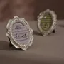 Objets de décoration - Cadre de présentation ovale rococo argenté pour bagues et boucles - WHISPERING WOODS