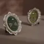 Objets de décoration - Cadre de présentation ovale rococo argenté pour bagues et boucles - WHISPERING WOODS