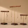 Objets de décoration - Présentoir à colliers et bracelets en noyer massif, tige en laiton - WHISPERING WOODS