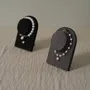 Objets de décoration - Porte-bracelets en suédine végane avec pied en laiton - WHISPERING WOODS