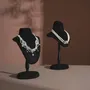 Objets de décoration - Buste pour colliers Plissé en suédine végane sur pied en hêtre - WHISPERING WOODS