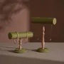 Objets de décoration - Présentoir à barre en T en hêtre et suédine végane - WHISPERING WOODS