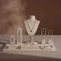 Objets de décoration - Ensemble de présentoirs à bijoux Vignette avec buste sur pied en hêtre - WHISPERING WOODS