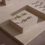 Objets de décoration - Ensemble de présentoirs à bijoux Vignette avec buste sur pied en hêtre - WHISPERING WOODS