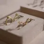 Objets de décoration - Ensemble de présentoirs à bijoux Vignette avec buste sur pied en hêtre - WHISPERING WOODS