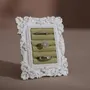 Objets de décoration - Cadre de présentation rococo blanc à support en laiton - WHISPERING WOODS