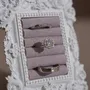 Objets de décoration - Cadre de présentation rococo blanc à support en laiton - WHISPERING WOODS